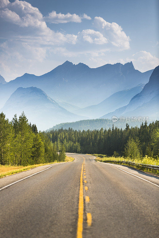 穿过山脉的道路