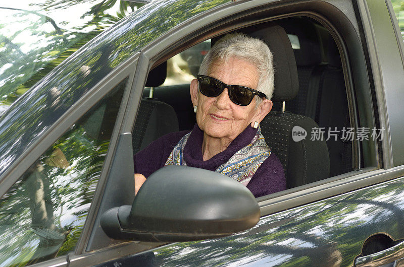 开车的老妇人