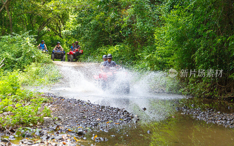 在哥斯达黎加驾驶4x4