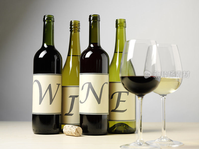 葡萄酒瓶和玻璃杯排成一排