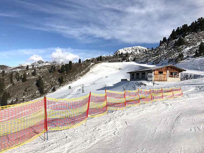 雪山的山峰在齐勒塔尔