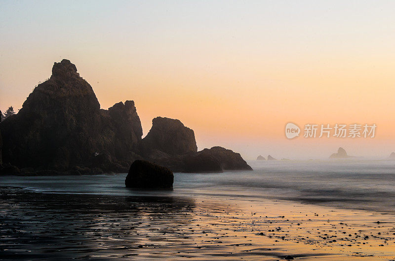 太平洋西北部日落时的海峰剪影