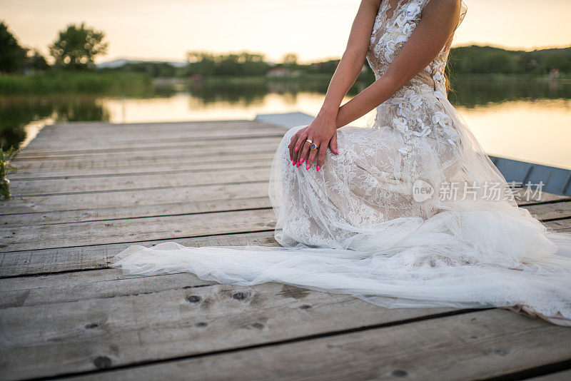 婚纱和湖