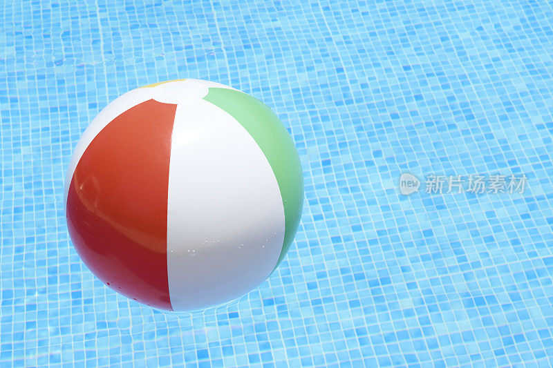 游泳池的沙滩球