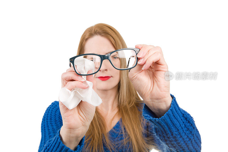 用纸巾擦眼镜的女人