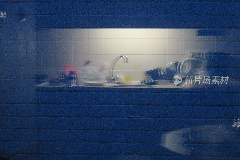 厨房反射在砖墙上