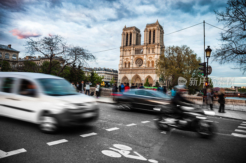 巴黎圣母院前的交通状况