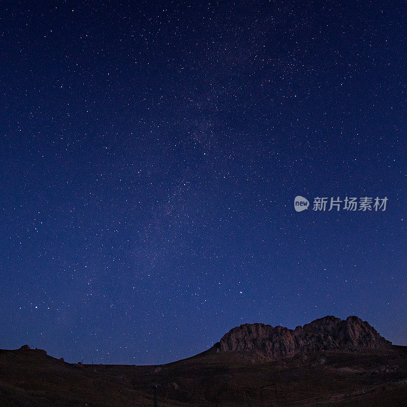 星星景观与岩石山在夜晚