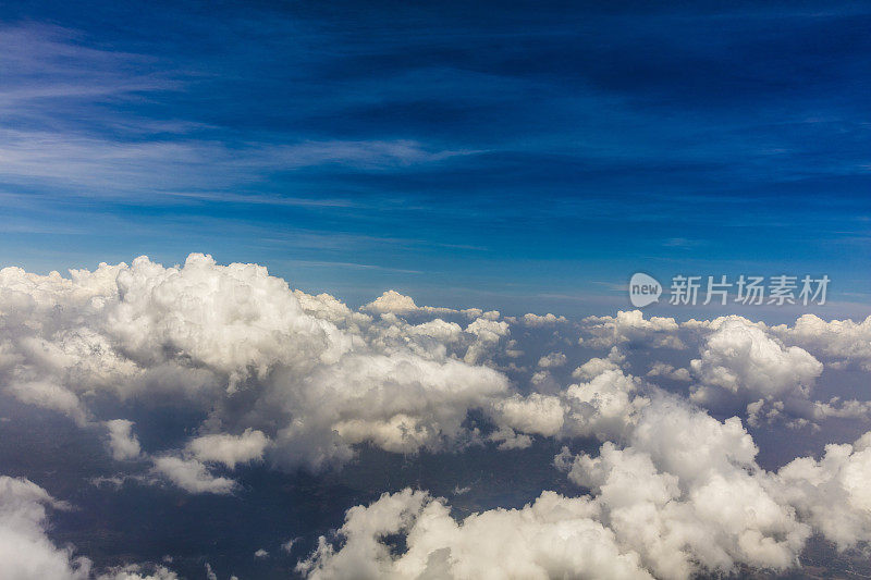 在巴拿马上空，一幅从飞机窗口拍摄的云图。