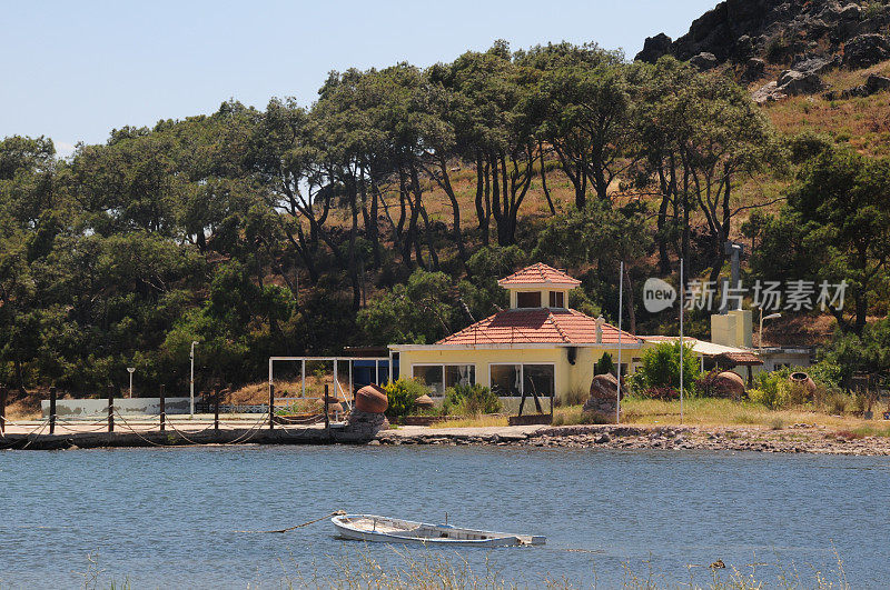 荒岛和餐厅在爱琴海海岸的土耳其