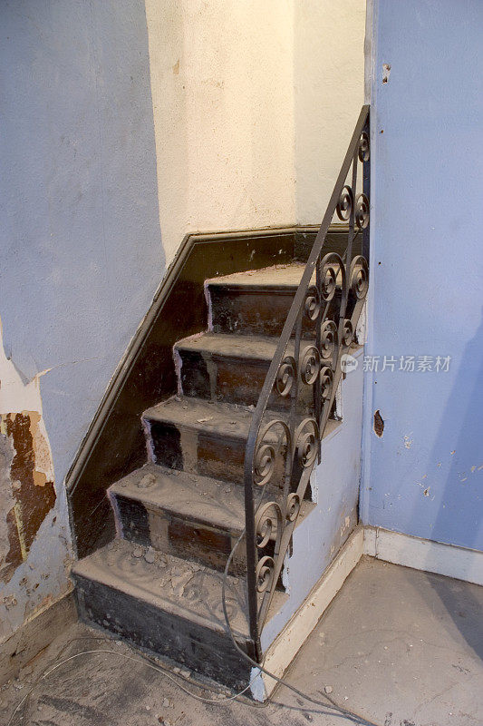 废弃的楼梯
