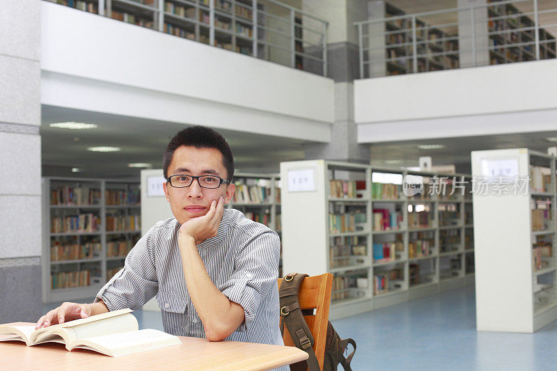 一个大学生在图书馆的照片