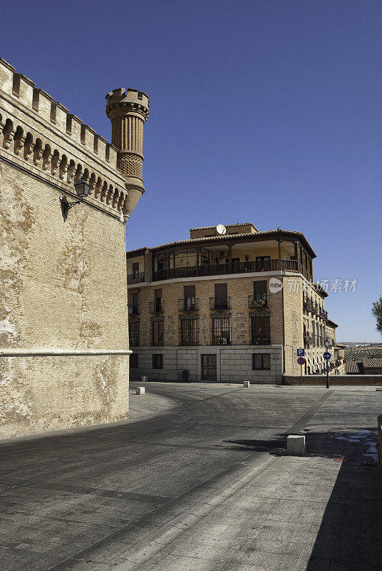 阿尔卡扎宫的墙和街道与其他建筑物