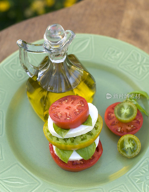 新鲜有机传家宝番茄卡普里沙拉:自产橄榄油