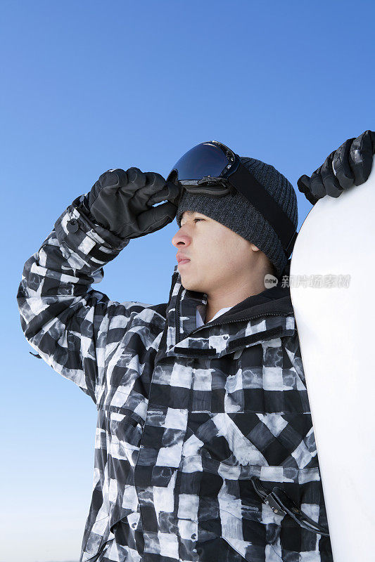 男滑雪板对着蓝天