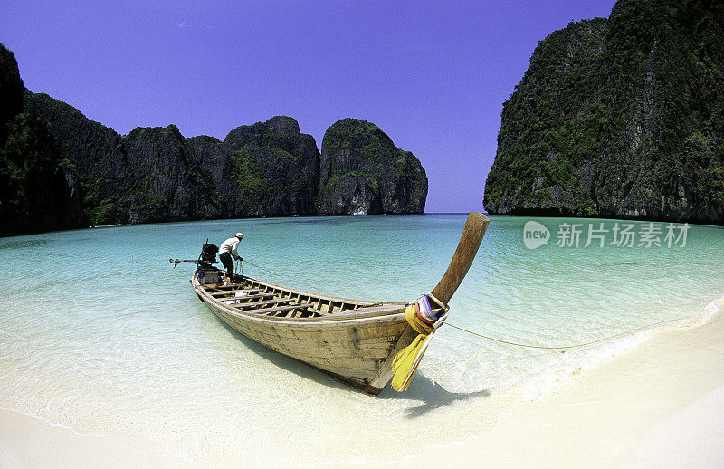 甲米省玛雅湾泰国海滩上的一艘船