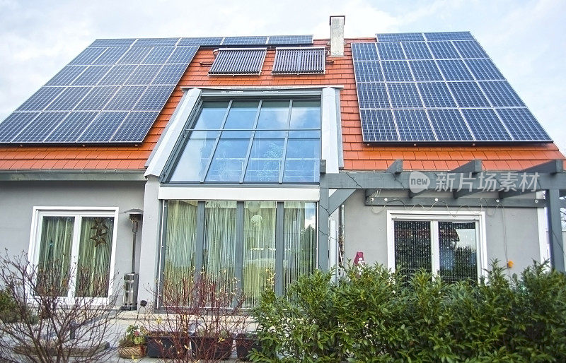 有花园和太阳能电池板的家