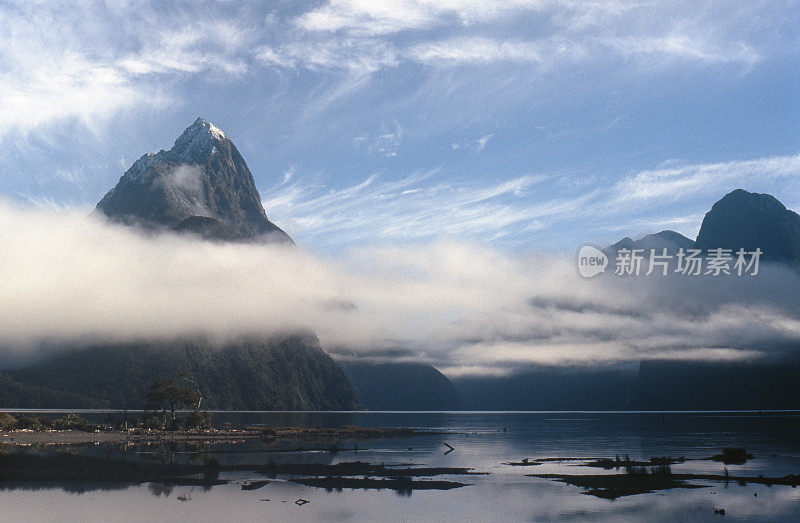 多云的山景-新西兰，米尔福德湾尖顶峰