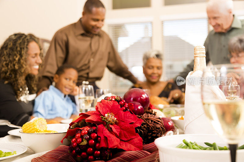 人际关系:家人、朋友聚在一起吃圣诞晚餐或节日派对。
