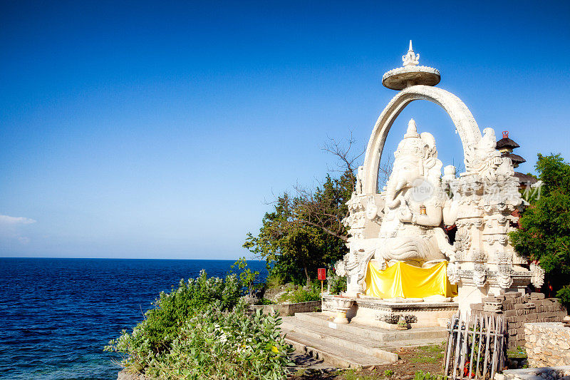 甘尼萨神殿在北巴厘岛悬崖海景