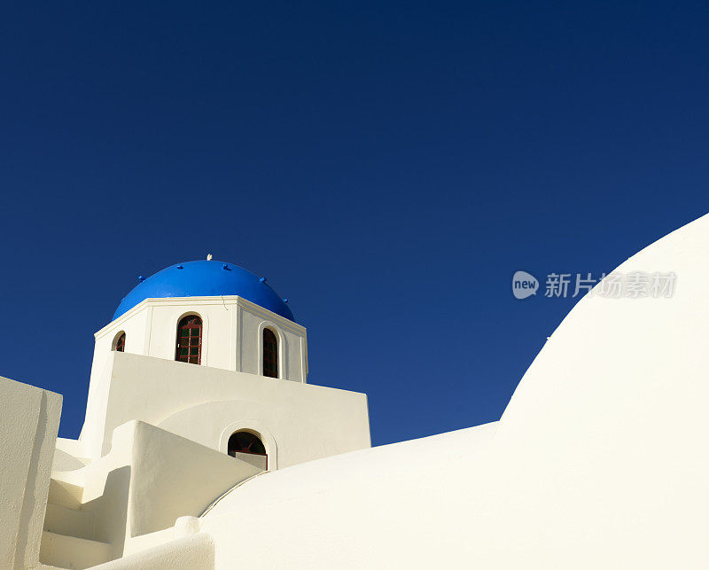 希腊圣托里尼岛伊亚村的蓝色圆顶教堂