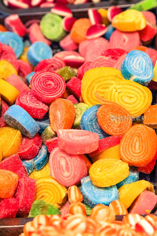 市场摊位上各式各样的糖果和口香糖