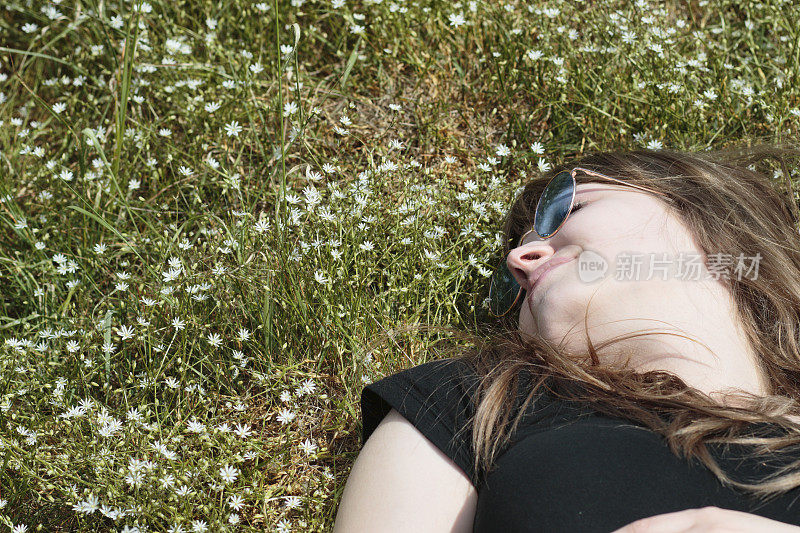 拉脱维亚的花童睡在星草地里