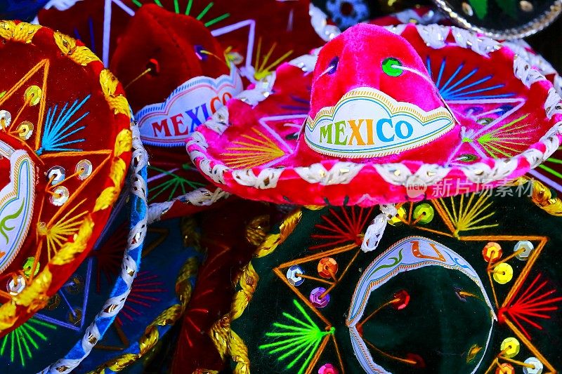 彩色墨西哥帽子纪念品-宽边帽在玛雅里维埃拉