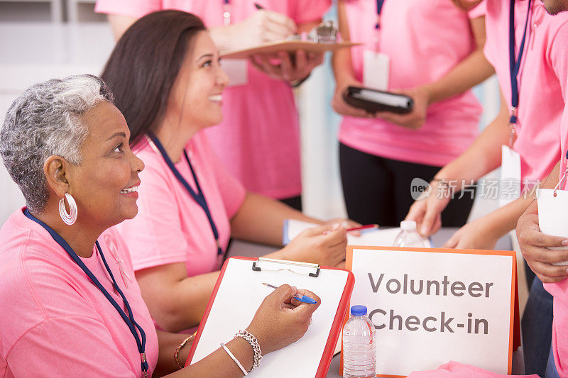 乳腺癌意识志愿者报名参加当地的活动。