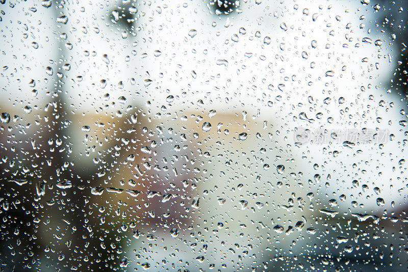 雨滴在汽车窗户的背景