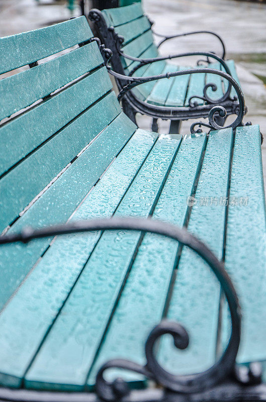 雨后潮湿的公共长椅