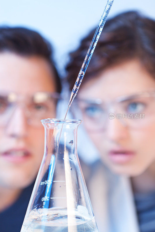 化学实验室研究科学家一起在实验垂直