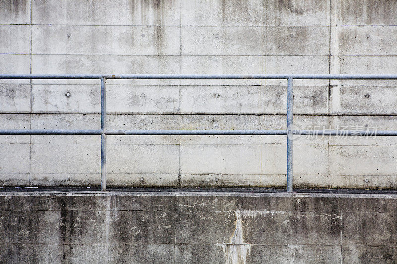 有扶手的高架走道