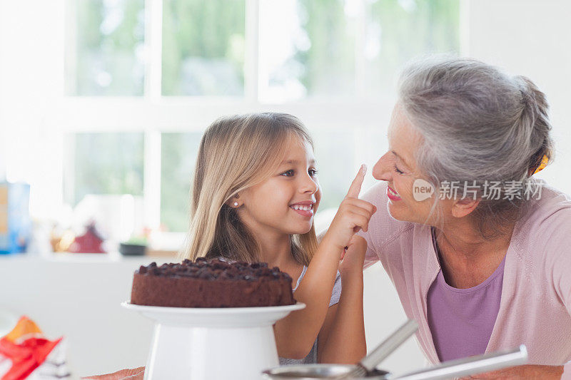 奶奶和孙女在一起玩得很开心