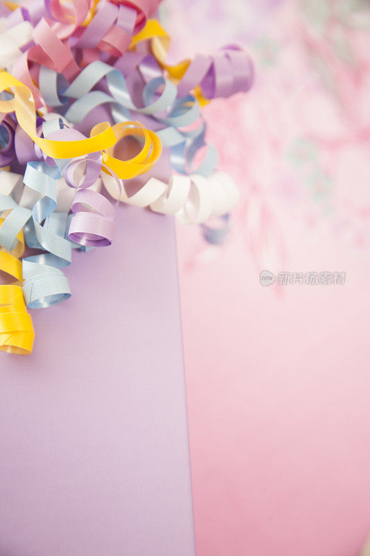 紫色包装的生日礼物和卷曲的丝带。