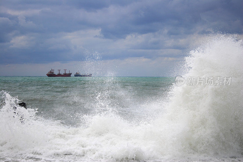 波涛汹涌的海面