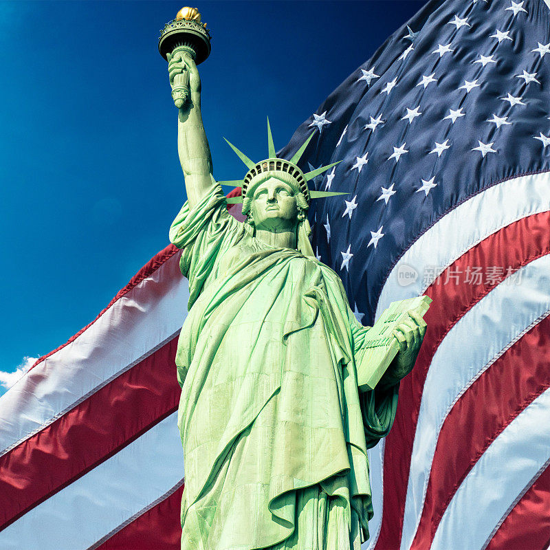 美国国旗为国庆自由女神像
