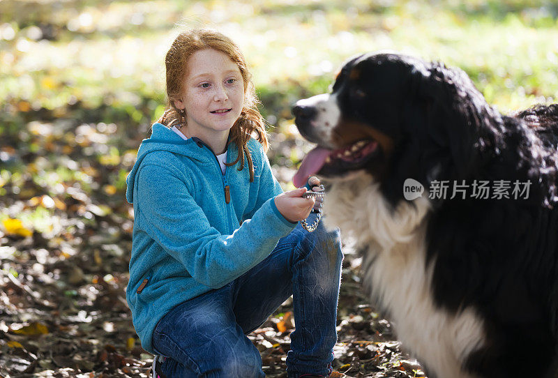 带狗的小女孩