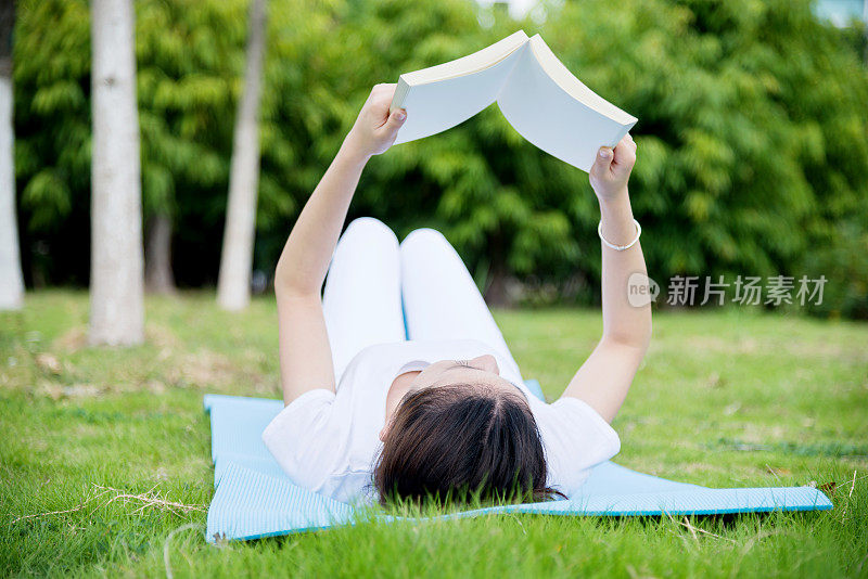 年轻女子在公园看书