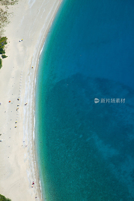 从高处俯瞰海滩