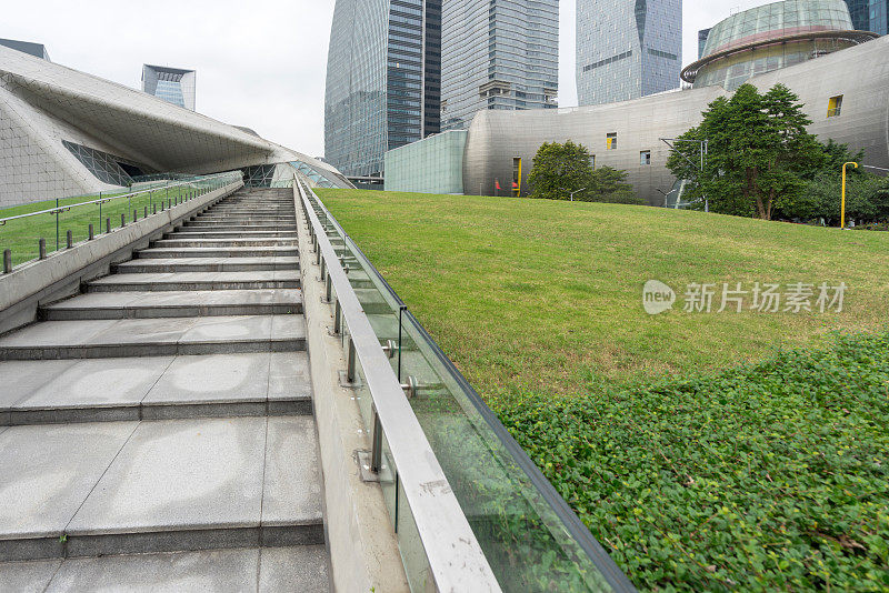 现代城市里空荡荡的现代广场和摩天大楼