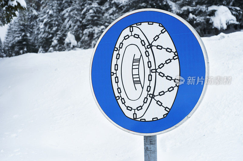 冬天路上的交通标志。