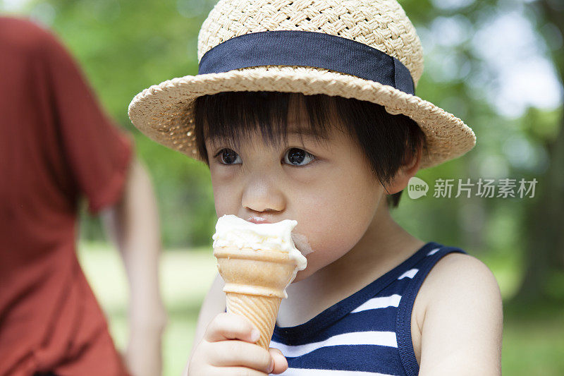 可爱的男孩在吃冰淇淋