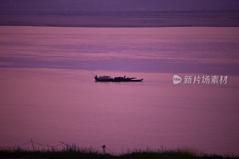 黄昏的缅甸渔船