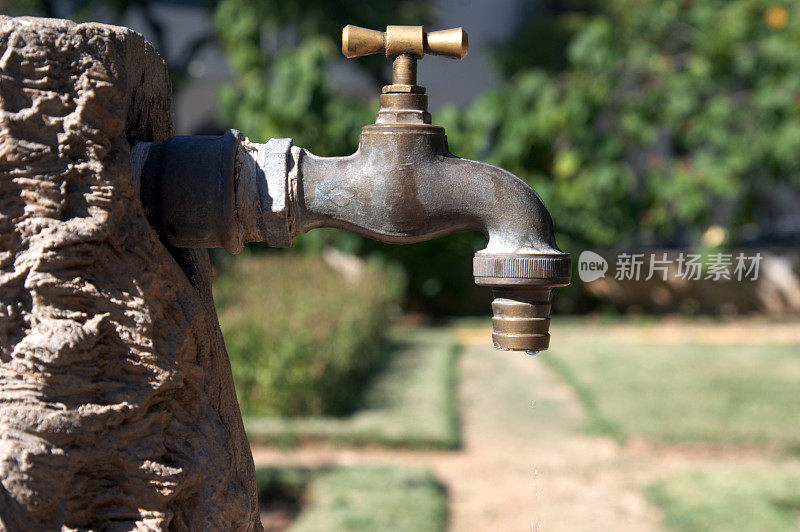 花园里的滴水龙头