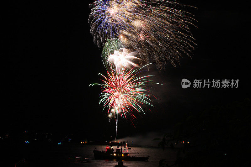 海湾上的烟火表演