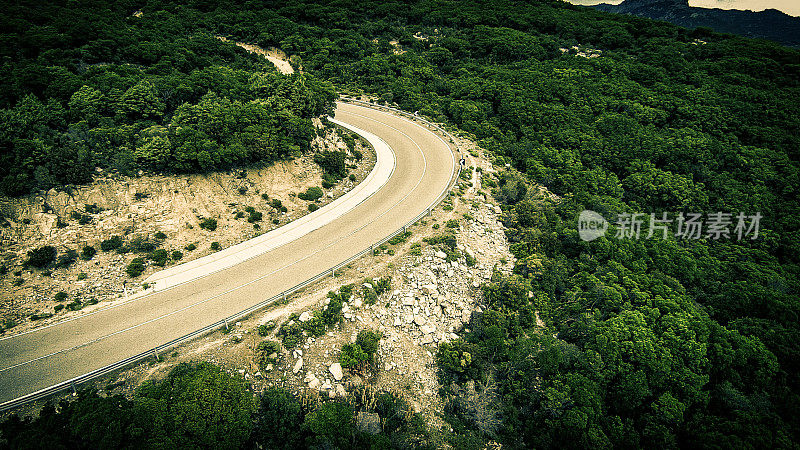 撒丁岛山区蜿蜒的乡村公路