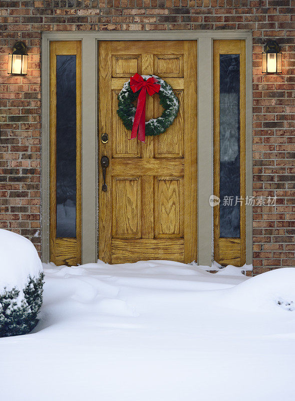 房子大门上挂着圣诞花环