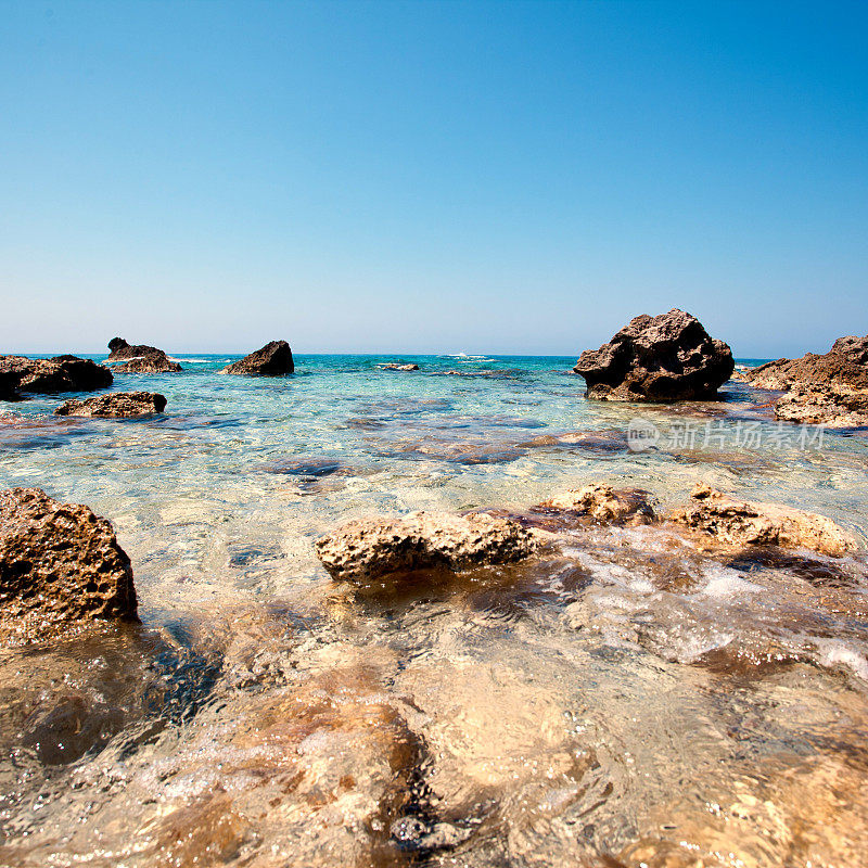 海滩和海边的岩石