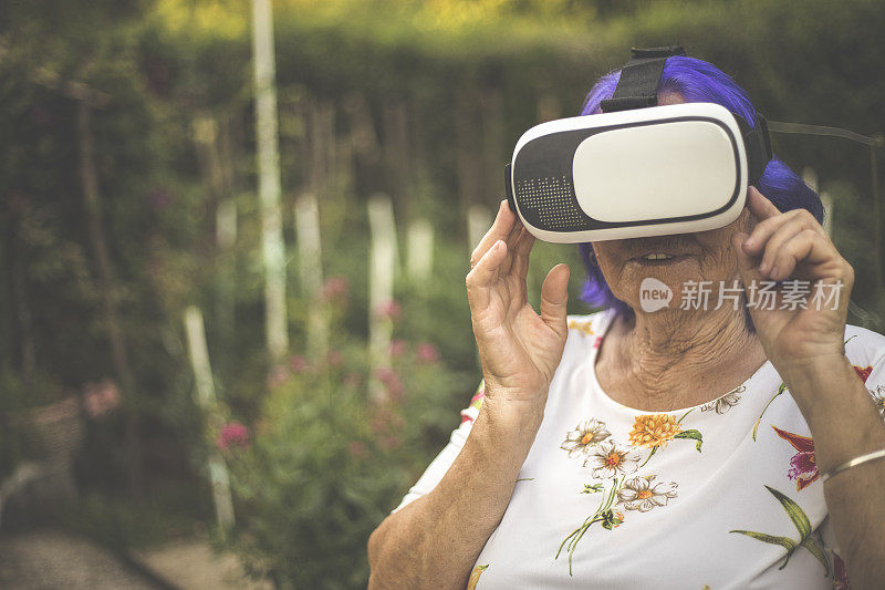 戴着虚拟现实眼镜的老年妇女